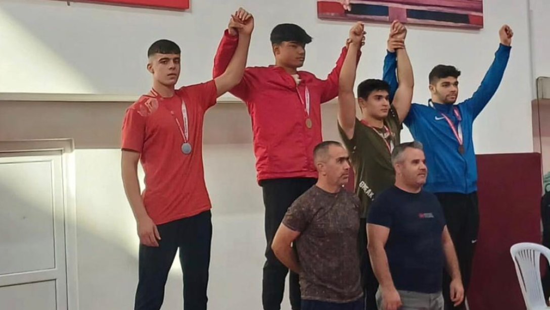 Gülşen-Mehmet Fehmi Diktaş Mesleki ve Teknik Anadolu Lisesi öğrencimiz Ramazan Melih Kaş Antalya Okullar Arası Güreş İl Şampiyonasında Serbest Stil 80 kg'da 2. oldu. Öğrencimizi ve emeği geçenleri tebrik ederiz.