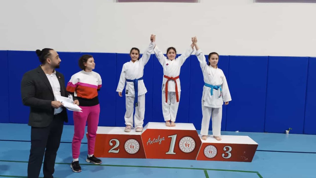Nebi Güney İmam Hatip Ortaokulu öğrencimiz Yaren Buğlem Gencer Kemer'de düzenlenen Karate Turnuvasında kendi kategorisinde Antalya 1. si oldu.