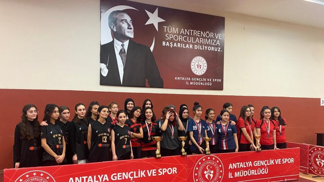 Okul Sporları faaliyetleri kapsamında düzenlenen Masa Tenisi Müsabakaları Genç Kızlar kategorisinde Gülveren Anadolu Lisesi masa tenisi takımı öğrencilerimiz İl 1. si olmuştur.