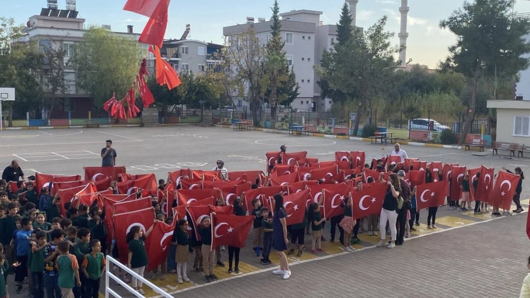 Cumhuriyetimizin 101. Yılı sebebiyle Antalya Valiliğimizin dağıttığı bayraklar Şerife Tufan İlkokulu'nda 1. sınıf öğrencilerimize dağıtılmıştır.