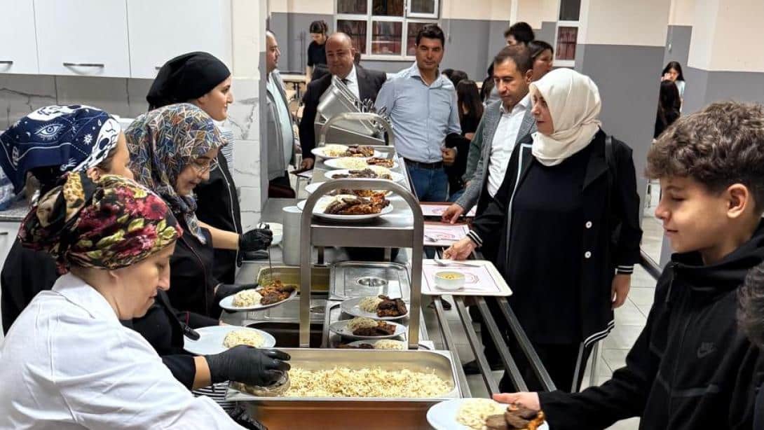   Bakanlığımız Ortaöğretim Genel Müdürlüğü Daire Başkanı Sayın Gülsüm MEMİŞKAPTANOĞLU, İlçe Milli Eğitim Müdürümüz Sayın Kenan YAVUZ Gülveren Anadolu Lisesi pansiyonunu ziyaret ederek öğrencilerimizle birlikte akşam yemeği yediler.